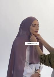 How To Style A Simple Wrap Hijab The Model Is Wearing Our Dusty Mauve Georgette Hijab Hijab Un In 2020 Hijab Style Tutorial Modern Hijab Fashion Hijab Style Casual