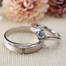 Akan tetapi, cincin tunangan berbahan emas putih sejak dahulu telah menjadi tren dalam acara pertunangan. Cincin Kawin Tunangan Palladium Emas Putih Nouri Jewellery