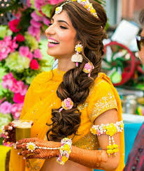 Pin By Weddingsonly On My Wedding Diary Indian Bridal Hairstyles Bridal Wedding Flower Jewelry