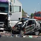 I vigili del fuoco hanno estratto il coropo senza una vita di un uomo. Roma Incidente Fra Una Smart E Un Camion Sull A1 Auto In Fiamme Morto Il Conducente
