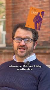 Il primo romanzo di Alice Renard, 𝐋𝐚 𝐜𝐨𝐥𝐥𝐞𝐫𝐚 𝐞 𝐢𝐥  𝐝𝐞𝐬𝐢𝐝𝐞𝐫𝐢𝐨, è stato pubblicato in Francia il 28 agosto 2023. Alice  aveva appena compiuto 21 anni. Lo stesso giorno «Le Monde des