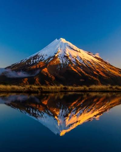 Buenos días desde el Monte Taranaki. ⛰️? Situado en la Isla Norte de Nueva Zelanda, su forma casi simétrica lo convierte en uno de los volcanes más fotogénicos del mundo. A su