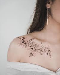 Tatuagem Feminina Delicada No Ombro Tritoan Seventhday Beautytatoos Tatuagens Femininas Delicadas Tatuagem Tatuagens Para Mulheres Pequenas Destaca se as rosas e flores. pinterest