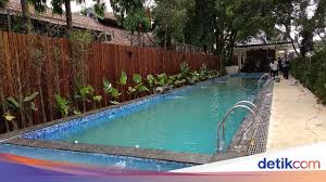 Selain kolam renang, di tempat ini juga ada sebuah gedung serbaguna yang bisa digunakan untuk menggelar berbagai acara dan sebuah club house. Sudah Selesai Ini Penampakan Kolam Renang Ridwan Kamil Senilai Rp 1 5 M