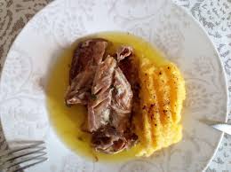 250 g aringa affumicata, 1 mela granny, 4 patate, 1 cipolla rossa, 150 ml latte intero, 200 ml yogurt greco, 50 g succo di limone, 5 fili di erba cipollina, 20 g olio evo, qb sale e pepe. Ricetta Aringa Con Polenta Dolcidee
