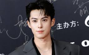 Vuong Hac De was accused of being greedy and holding expensive concerts