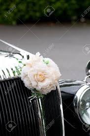 Holt man sich angebote für eine üppige blumendeko mit brautstrauß, tischgestecke, autoschmuck etc. Blumen Auf Dem Kuhlergrill Eines Hochzeit Auto Lizenzfreie Fotos Bilder Und Stock Fotografie Image 3720385