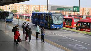 Jun 22, 2021 · el sistema de transporte público de bogotá ha presentado algunos daños por cuenta de actos vandálicos en el marco del paro nacional, sin embargo, transmilenio continúa operando pero lo hace con algunas estaciones fuera de servicio y sin su flota completa, de 2.347 buses troncales que tiene la entidad, 931 han tenido algún tipo de afectación. Transmilenio Hoy Martes 11 De Mayo Servicio Como Funciona Estaciones Cerradas Y Hasta Que Hora Opera As Colombia