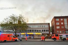 Eine explosion in einem haus in hamburg hat einen großeinsatz der feuerwehr ausgelöst. Q0et Epc5awiqm