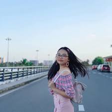 Vì nhà đông người mà chi đã có ước mơ sau này đi hát để mua nhà cho cha mẹ. PhÆ°Æ¡ng Má»¹ Chi Mua Nha Táº·ng Cho Bá»' Máº¹ Sau 2 NÄƒm Ca Hat