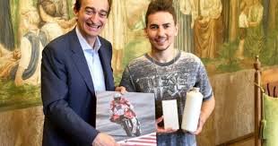 Si è concluso tra gli applausi il funerale di marco borradori. M1e3z1j8prjqcm