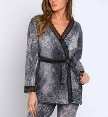 Une large bande de velours apporte de la brillance et lumière. Peignoir Kimono Delave Dentelle Kimono Peignoir Taille T1 Couleur Noir