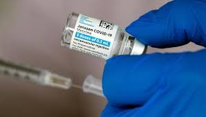 A través de un comunicado, johnson & johnson dijo que sabía que se habían reportado coágulos sin embargo, la vacuna sólo constituye una pequeña fracción de las dosis administradas en ee.uu. 2x1yigni4ftlhm