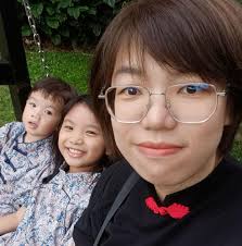 敬致孩子出生年份2016，2017的学生家长： 2023 /2024年一年级新生报名： 步骤说明事项步骤一填报教育局网站（SPAT/SPS）  https://public.moe.gov.my/ 打印申请网站的学生资料