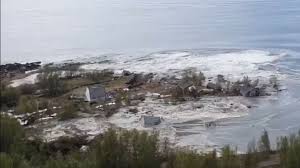 Der erdrutsch traf mehrere gebäude in ask. Gewaltiger Erdrutsch Spult Hauser Ins Meer Video Zeigt Den Vorfall In Norwegen The Weather Channel Artikel Von The Weather Channel Weather Com