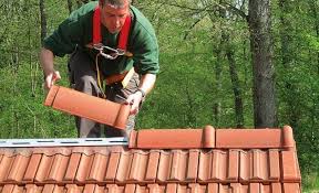 Installer Un Faitage A Sec Sur Une Couverture En Tuiles Plates Tuiles Etancheite Toiture Charpente