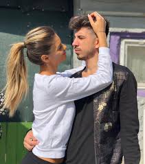 Urmareste prietenii de la 11 cu florin ristei, diana munteanu si ramona olaru, de pe orice dispozitiv conectat la internet. Exclusiv Ramona Olaru Cu O ArmatÄ De Fotbalisti DupÄ Ea Cu Care Dintre Ei S A Cuplat Click Mobile