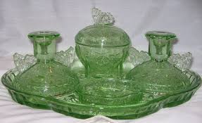 Sowerby Green Glass Butterfly Pattern Dressing Table Set Pattern 2552 C 1950 S Kleuren Groen