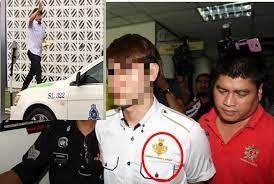 Seorang ahli perniagaan bergelar 'datuk seri' yang didakwa menyerang dan mencederakan anggota jabatan sukarelawan malaysia (rela), minggu lepas, sekali lagi. Identiti Datuk Seri Pukul Anggota Rela Akhirnya Berjaya Dibongkar
