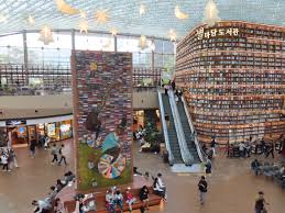 It's dramatic design and unexpected location in the middle of a huge mall attracted bibliophiles. Starfield Library In Seoul Joythewanderer