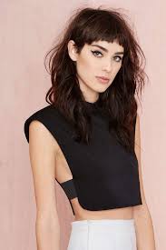 Idee Coiffure Un Carre Effile Avec Frange Minimaliste Destructuree En Contraste Avec Les C Pricheski Strizhka Zhenshina