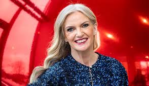 Crecido en los medios - famosa sentando gostoso