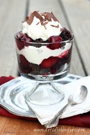 Individual Black Forest Brownie Trifles Recette Mousse Chocolat Blanc Gateaux Et Desserts Coulis Framboise