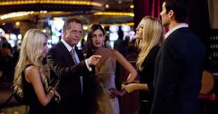 A bodyguard (jason statham) goes after the sadistic thug who beat his friend, only to find that the object of his wrath is the son of a powe. Wild Card Eine Nacht In Las Vegas Filmkritik Film Tv Spielfilm