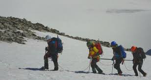 Con esta app se puede consultar rápidamente la próxima actividad a realizar, así como el calendario anual y las noticias de actualidad que tengan que ver con el club. Cuatro Montaneros Ciegos Coronan El Pico Mas Alto De Los Alpes Escandinavos A Traves De Una Nueva Ruta Obligados Por La Nieve