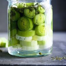Fermentierter Lauch Mit Krautern Und Grunem Pfeffer Rezept Fermentieren Gruner Pfeffer Gewurze Und Krauter