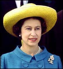 56 (dans l'encadré bourgeois de calais : La Reine D Angleterre En France Les Tresors Photos De Paris Match Reine Elizabeth Reine D Angleterre Elizabeth Ii