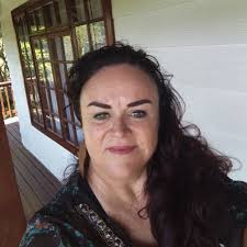 Watter skoene sal jy kies om saam met dié uitrusting te dra, rooi of wit?  Kies een (deel jou keuse in die "comments") en jy kan 'n Miladys-swembroek  ter waarde van nagenoeg