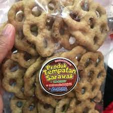Kuih cincin diperbuat daripada gula, gula nipah/gula apong, tepung beras, minyak masak, air dan gula melaka. Kuih Cincin Sarawak Sedap Dan Rangup Produk Sarawak Shopee Malaysia