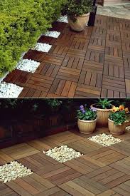 Erstellen Sie Eine Landschaft Mit Holzfliesen Und Kies Terrassenfliesen Hinterhof Terrassen Designs Holzfliesen