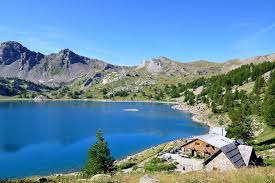 Le plus grand lac d'europe est la mer caspienne avec 371 000 km², partagée par l'azerbaïdjan, l'iran, le kazakhstan, la russie, et le turkménistan. Le Refuge Du Lac D Allos