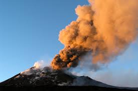 La erupción de este lunes fue la más grande que se haya registrado últimamente en el volcán etna. Volcan Etna Sicilia Guia Para Subir Italia