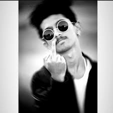 Shoki maadorige thorisuve beralu yerade kantri kelsa madidare beralu  onde..😎.. amele bandu kelbeda nan yake hinge..😎