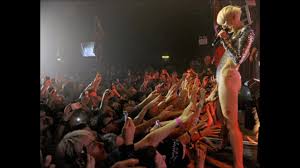 Miley Cyrus Lets Fans Touch her Celeb Pussy on Concert
