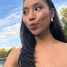 Devon Courtney's Instagram, Twitter & Facebook