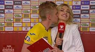Відчував, що можу дати команді більше. Oleksandr Zinchenko Futbolist Zbirnoyi Ukrayini V Pryamomu Efiri Pociluvav Zhurnalistku Foto Video Novini Futbolu