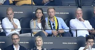 Christian lindner droht mit verfassungsgericht. Fdp Chef Lindner Sitzt Jetzt Im Bvb Wirtschaftsrat Kein Einzelfall Nw De