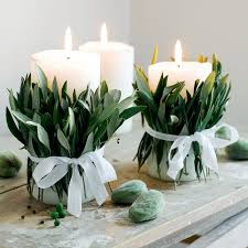 Des Bougies Entourees De Feuilles D Olivier Deco Mariage Olivier Deco Mariage Nature Deco Mariage Champetre