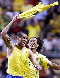 Die brasilianer streckten ihre hände in den himmel und fielen vor freude auf die knie. Wm Achtelfinale Brasilien Feiert Rivaldo Und Ronaldo Nun Wartet England Der Spiegel