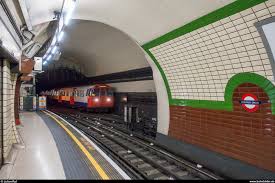 On the boundary between travelcard zone 1 and travelcard zone 2. Ein Zug Der Bakerloo Line In Richtung Elephant Castle Erreicht Am 10 August 2017 Die Station Piccadilly Circus Bahnbilder De
