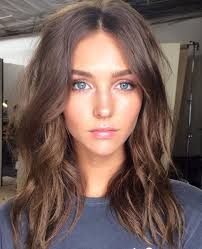 Beautiful funny charming young girl, with long blond hair and brown eyes, dressed in a blue hoodie, chooses what to eat, apple or chocolate. A Beautiful Girl With Blue Eyes Brown Hair Shoulder Length Hair Hairstyle Beauty Tips Tricks Cabelo Castanho Cabelo Ideias De Cabelo