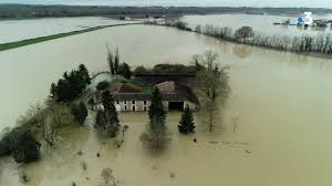 À latresne, commune sinistrée de la rive droite de bordeaux suite à la vague d'orages cette semaine en gironde Des Vues Aeriennes Impressionnantes Des Inondations En Gironde Et Dans Le Lot Et Garonne Youtube