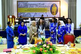 Hh tunku kamariah aminah maimunah iskandariah, the tengku puan laksamana of selangor hh tengku sulaiman shah, the tengku laksamana of selangor. Yam Che Puan Besar Khaleeda Ø¹Ù„Ù‰ ØªÙˆÙŠØªØ± Also Present At The Event Were Hm Seri Paduka Baginda Raja Permaisuri Agong Tunku Hajah Azizah Aminah Maimunah Iskandariah And Hrh Raja Permaisuri Perak Darul