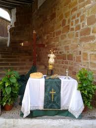 Keep reading to know more about this day. Altar Para Corpus Christi Color Verde Bajo El Tema De La Esperanza Altar Decorations Church Flowers Corpus Christi