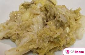 Scaldare 3 cucchiai di olio in una padella con fiamma. Contorno Di Verza E Patate