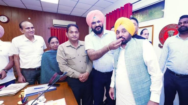 पंजाब के 8 लाख सरकारी कर्मचारियों को तोहफा, CM भगवंत मान ने किया DA में 8% बढ़ोतरी का ऐलान - punjab government employees pensioners bhagwant mann dearness allowance ntc amkr - AajTak